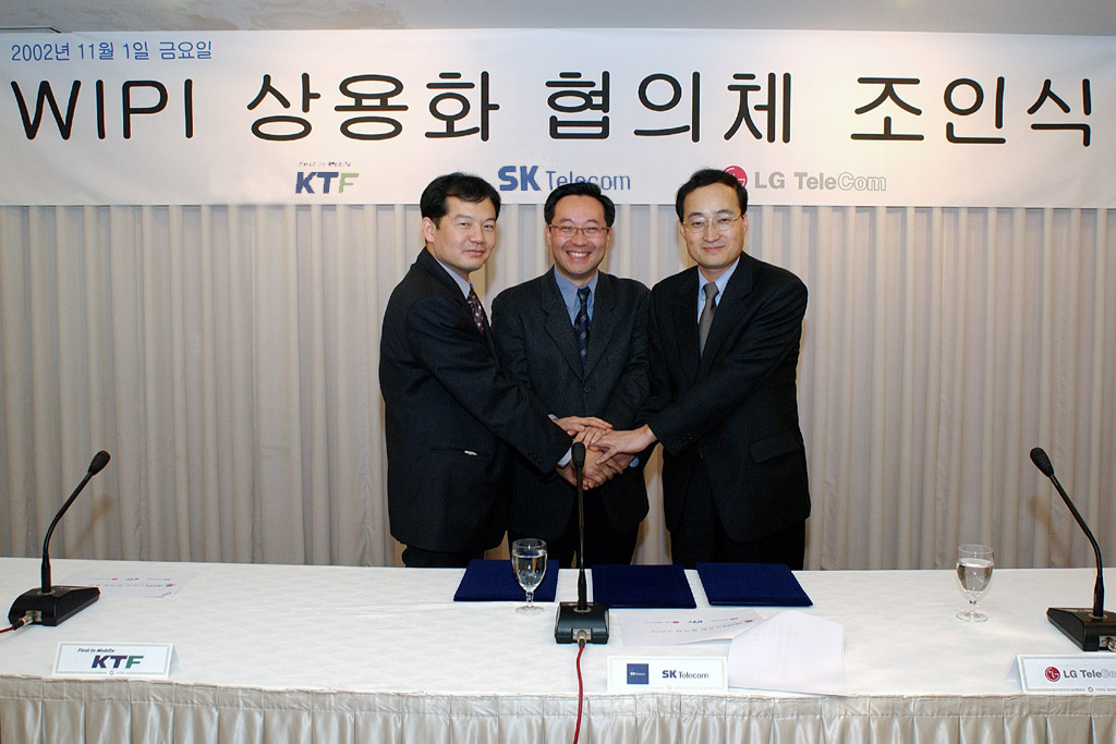 On January 5th, Tae Hyo Ahn, managing director of KTF`s Platform Development Division (on left), Won Hee Seul, head of SK Telecom`s Platform R&D (Center), and Seo Yong Noh, head of LG Telecom`s Service Development Office (on right), are shown at a joint ceremony celebrating the launching of the WIPI Commercialization Council. The ceremony was held in the Koreana Hotel